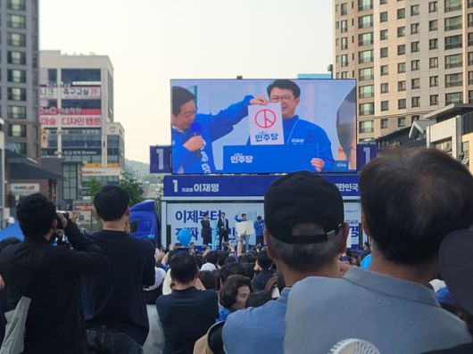 ▲민주당 이재명 대통령 후보가 연설에 앞서 사전투표를 독려하는 퍼포먼스를 하고 있다 ⓒ프레시안(장찬우 기자)