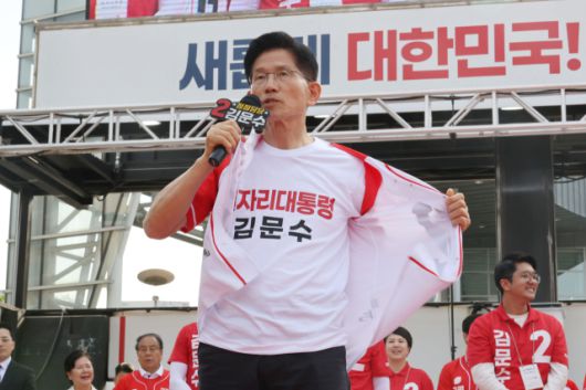 ▲국민의힘 김문수 대선 후보가 26일 경기 용인시 용인 포은아트갤러리 광장에서 열린 집중유세에서 지지를 호소하고 있다. ⓒ연합뉴스