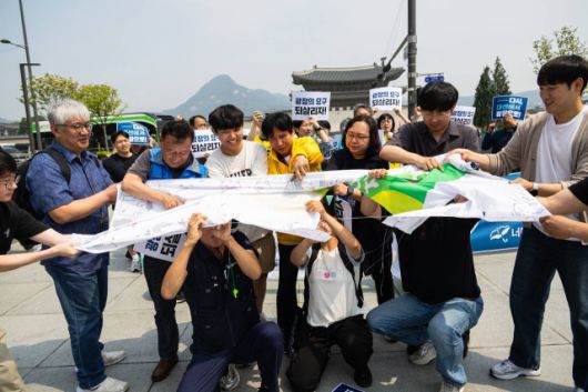 ▲5월 28일 '광장을 지우지마라! 다시, 대선에서 광장으로!' 기자회견 참가자들이 '대선지우개'가 적힌 현수막을 찢는 퍼포먼스를 하고 있다. ⓒ노동과세계