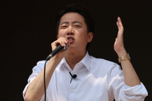 ▲개혁신당 이준석 대선 후보가 사전투표를 하루 앞둔 28일 서울 여의도공원에서 점심시간 산책을 나온 직장인들을 향해 지지를 호소하고 있다. ⓒ연합뉴스