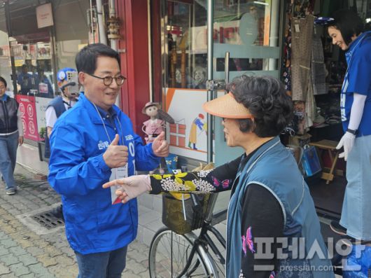 ▲박지원 더불어민주당 선거공동대책위원장이 송정1913시장에서 상인들과 인사를 나누며 기호 1번 이재명 후보 지지를 호소하고 있다.2025.05.29ⓒ프레시안(김보현)