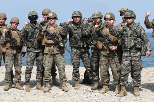 ▲ 지난 2018년 경북 포항 독서리 해안에서 열린 한미 연합상륙훈련에서 연합군이 기념사진을 찍고 있다. ⓒ연합뉴스