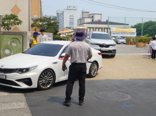 ▲익산자율방범연합대에서 교통 정체구간 해소에 나선 모습 ⓒ프레시안