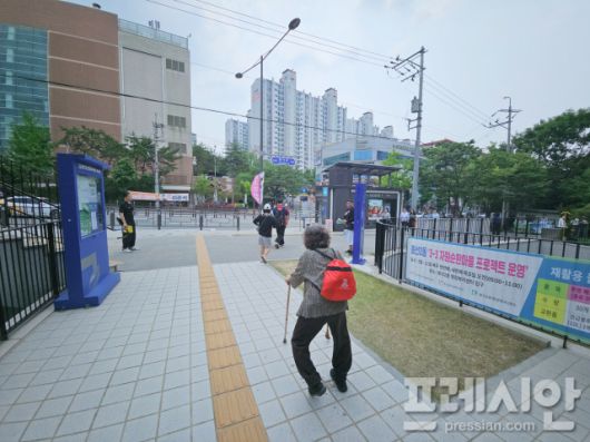 ▲30일 투표를 마치고 나온 유권자들 사이에서는 '윤석열 심판'에 대한 내용이 빠지지 않았다.2025.05.30ⓒ프레시안(김보현)