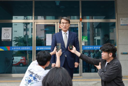 ▲노태악 중앙선거관리위원장이 지난달 31일 회송용 봉투 접수 과정과 투표함 보관 등을 살피기 위해 서울 성동구선거관리위원회에 방문, 사전투표 관리 등과 관련해 입장을 밝히고 있다. ⓒ연합뉴스