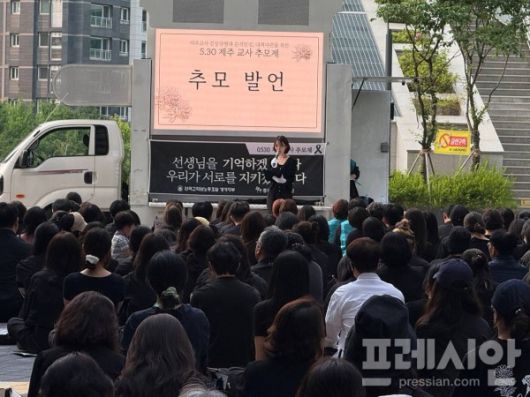 ▲지난달 30일 경기도교육청 정문 앞에서‘ 故현승준 교사 추모문화제’가 진행 중인 모습. ⓒ경기전교조