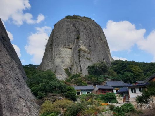 ▲진안 마이산 숫마이봉과 은수사 ⓒ로컬콘텐츠연구소