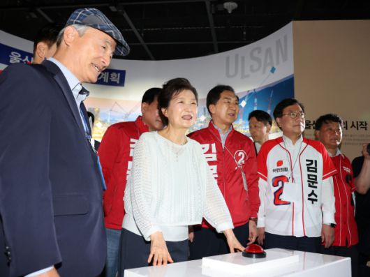 ▲박근혜 전 대통령이 2일 울산시 남구 장생포문화창고 내 울산공업센터 기공식 기념관을 방문해 당시 기공식 영상을 보고 있다. ⓒ연합뉴스