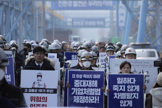 ▲고 김용균 씨 1주기. 생전에 김용균이 출근했을 길을 따라 김용균이 다녔던 회사로 행진하고 있는 사람들. ⓒ프레시안