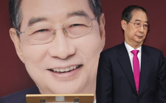 ▲한덕수 대통령선거 예비후보가 지난 5월 11일 서울 여의도 캠프 사무실에서 기자회견을 마친 뒤 이동하고 있다. ⓒ연합뉴스