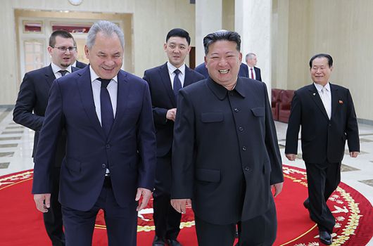 ▲ 북한 노동당 기관지 <로동신문>은 3월 22일 "경애하는 김정은동지께서 3월 21일 러시아 안전이사회대표단을 인솔하고 우리 나라를 방문하고 있는 안전리사회 서기장 세르게이 쇼이구(왼쪽에서 두 번째) 동지를 접견했다"라고 보도했다. ⓒ로동신문=뉴스1