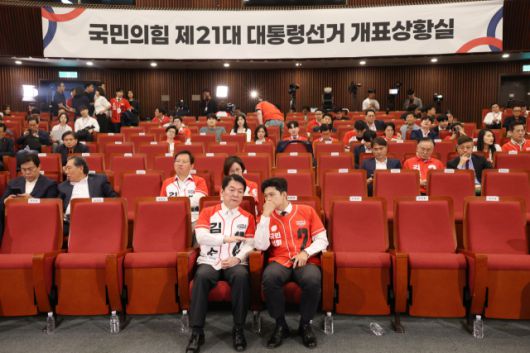 ▲3일 밤 대선 출구조사 결과가 발표된 이후 국민의힘 개표상황실. 참석했던 선대위 지도부 인사들과 현역의원 등이 다수 자리를 비운 모습이다. ⓒ연합뉴스