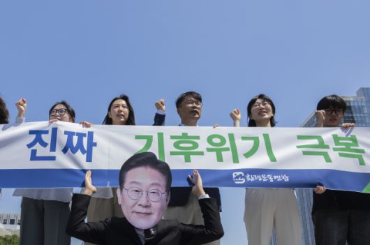 ▲세계 환경의 날인 5일 서울 종로구 광화문 광장에서 환경운동연합이 주최한 새 정부의 환경정책 이행 촉구 기자회견에서 참석자들이 새 정부의 기후 위기 대응과 생태 위기 해결을 촉구하며 퍼포먼스를 하고 있다. ⓒ연합뉴스