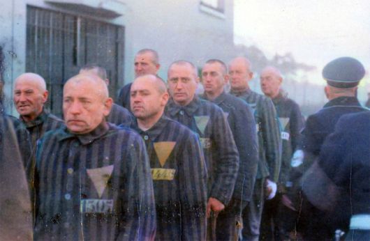 ▲ 1938년 12월 독일 작센하우젠 수용소의 수감자들. 굳은 얼굴 표정에서 겨울의 혹독한 수용소 환경이 전해진다. Ⓒ위키미디어