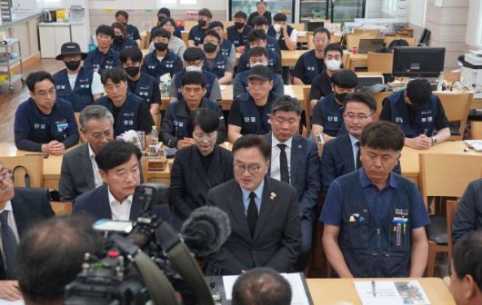 ▲우원식 국회의장이 조문 후 빈소에서 고 김충현 씨의 동료 및 노조 조합원 등과 약식 간담회를 가지는 모습. ⓒ태안화력김충현비정규직노동자사망사고대책위