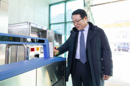 ▲정헌율 익산시장이 지난 2월 18일 비수도권 최초로 개통된 대구-경북 광역철도(대경선) 운영 현황을 체험하고 있다. ⓒ익산시