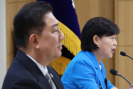 ▲10일 서울 여의도 국회 의원회관에서 열린 더불어민주당 제22대 국회 2기 원내대표 후보 합동 토론회에서 서영교 후보가 기조발언을 하고 있다. 왼쪽은 김병기 후보. ⓒ연합뉴스