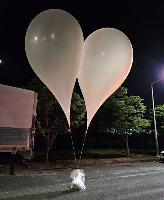 ▲ 지난해 5월 29일 오전 3시께 충남 계룡시 두마면의 한 도로에서 북한이 날려 보낸 것으로 추정되는 풍선이 발견돼 군 당국이 조사에 나섰다. 사진은 현장에서 발견된 풍선 물체. ⓒ연합뉴스