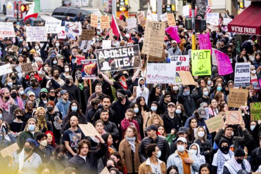 ▲9일(현지시간) 미국 캘리포니아주 샌프란시스코 미션 지구에서 정부의 이민 단속에 반대하는 시위대가 행진하고 있다. ⓒAP=연합뉴스