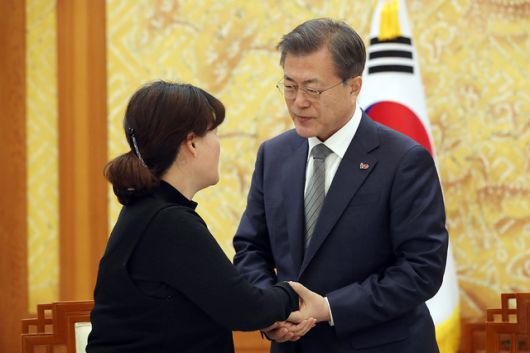 ▲문재인 대통령이 2019년 2월 18일 오후 청와대에서 태안화력 발전소에서 사고로 숨진 비정규직 노동자 고 김용균 씨 어머니 김미숙 씨를 비롯한 유가족을 만나 위로하고 있다. ⓒ청와대