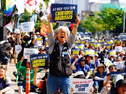 ▲6월 6일 태안화력 故김충현 비정규직 노동자 사망사고 대책위원회'와 사회대전환연대회의가 주최한 고 김충현 씨의 추모제에서 한 발전 비정규직 노동자가 피켓을 들고 있다. ⓒ대책위