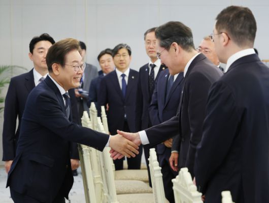 ▲이재명 대통령이 13일 서울 용산 대통령실에서 열린 6경제단체·기업인 간담회에서 이재용 삼성전자 회장과 악수하고 있다. ⓒ연합뉴스