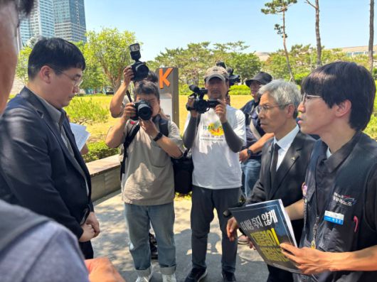 ▲기자회견 종료 직후, 대통령실 노동비서관실 행정관이 이날 기자회견 현장에 나와 대책위 대표단과 5분가량 면담했다. ⓒ공공운수노조