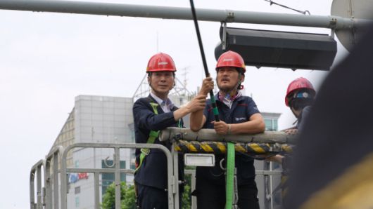 ▲김형수 금속노조 거제·통영·고성 조선하청지회장이 19일 오후 스카이차를 타고 내려오는 모습. ⓒ금속노조