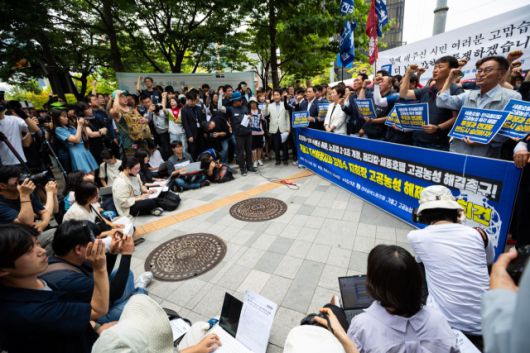 ▲금속노조는 6월 19일 오후 2시 김형수 지회장이 고공농성 중이던 서울 장교동 한화 본사 앞에서 김형수 지회장 고공농성 해제 기자회견을 개최했다. ⓒ노동과세계