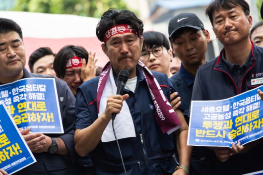 ▲19일 땅으로 내려온 김형수 전국금속노동조합 거제·통영·고성 조선하청지회장이 기자회견장에서 발언을 하는 모습. ⓒ노동과세계.
