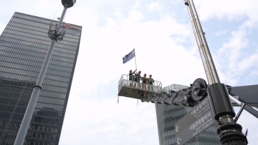 ▲6월 19일 오후 2시30분 김형수 금속노조 거제·통영·고성 조선하청지회장이 스카이차를 타고 고공에서 내려오고 있다. ⓒ금속노조