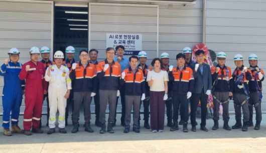 ▲지난 18일 영암 HD현대삼호에서 열린 AI 로봇 현장 실증&교육센터 준공식에서 김재을 HD현대삼호 사장, 중소조선연구원 등 유관기관이 참석 후 기념촬영을 하고 있다.2025.06.19ⓒ전남도 제공