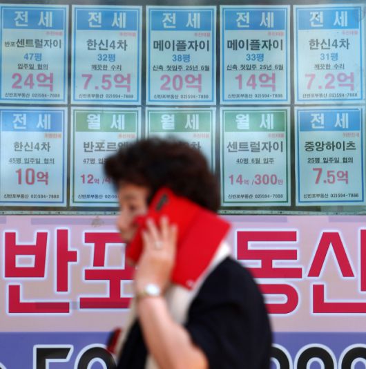 ▲최근 급격한 서울 집값 상승으로 서울 평균 전세가율(매매가격 대비 전세가격비율)은 8년여 만에 최저치를 기록한 가운데 23일 서울 시내의 한 부동산에 붙은 전세 매물 안내문 앞으로 시민이 지나고 있다. 이날 부동산R114가 서울 25개 자치구 아파트 157만가구의 평균 가격을 표본 삼아 분석한 결과에 따르면 지난달 서울 평균 전세가율은 45.2%로 2017년 1월 이래 최저치를 기록했다. 특히 강남 3구는 30%대를 기록한 것으로 나타났다. ⓒ연합뉴스