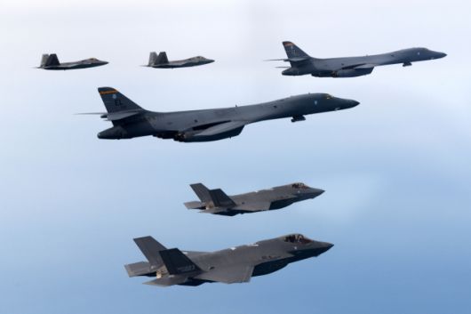 ▲ 서해 상공에서 우리 측의 F-35A 전투기와 미측의 B-1B 전략폭격기 및 F-22·F-35B 전투기 등이 참여한 가운데 연합공중훈련이 벌어지고 있다. ⓒ연합뉴스