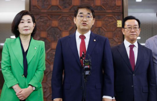 ▲김민석 국무총리 후보자 인사청문특별위원회 국민의힘 간사를 맡고 있는 배준영 의원이 26일 서울 여의도 국회 로텐더홀에서 기자회견을 하고 있다. ⓒ연합뉴스