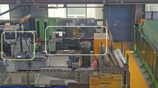 ▲김 씨가 홀로 일한 한전KPS 정비동 건물 내 기계공작실 전경. 하얀색 네모 부분이 선반 기계이고, 노란색 네모 부분은 김 씨가 대기하던 책상 자리다. ⓒ대책위