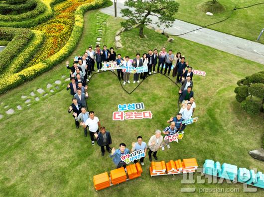 ▲보성군 하반기 출발'달 모임'군민과 함께 더 힘차게! 보성아 날자!_'함께 살아 더 좋은, 함께 만드는 우리의 보성, 보성이 더 웃는다'퍼포먼스.2025.7.01ⓒ보성군