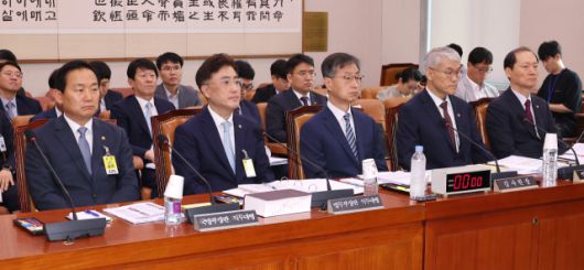 ▲1일 국회에서 열린 법제사법위원회 전체회의에 이두희 국방부 장관 직무대행(왼쪽부터), 이진수 법무부 장관 직무대행, 최재해 감사원장, 천대엽 법원행정처장, 이완규 법제처장이 출석해 자리하고 있다. ⓒ연합뉴스