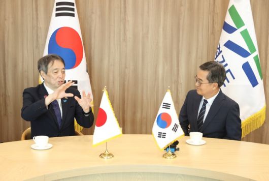 ▲김동연 경기도지사가 도청 집무실에서 미즈시마 코이치 주한 일본 대사를 면담하고있다. ⓒ경기도