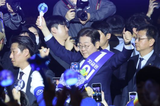 ▲더불어민주당 이재명 대선 경선 후보가 27일 경기 고양시 킨텍스에서 열린 '제21대 대통령선거 후보자 선출을 위한 수도권·강원·제주 경선 및 최종 후보자 선출 대회'에 참석하며 지지자들을 향해 응원봉을 들어올리고 있다. ⓒ연합뉴스