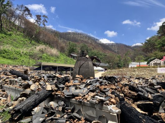 ▲의성군 단촌면 고운사의 전소된 풍경. 아직 복구작업이 진행되지 않은 가운데, 산불 열에 의해 쪼개진 범종이 세워져있다. ⓒ프레시안(손가영)
