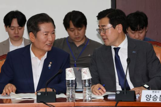 ▲더불어민주당 당대표 후보인 정청래·박찬대 의원이 지난 2일 서울 여의도 국회에서 열린 검찰개혁토론회에 나란히 참석해 대화하고 있다. ⓒ연합뉴스