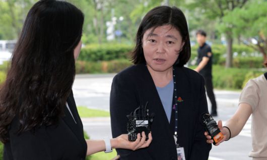 ▲임은정 신임 서울동부지검장이 4일 서울 송파구 서울동부지방검찰청으로 첫 출근하며 취재진 질문에 답하고 있다. ⓒ연합뉴스