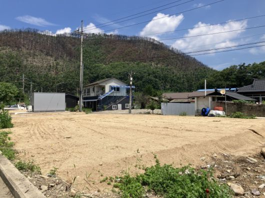 ▲단촌면 구계1리의 전소된 집터들. 마을 뒤 불에 탄 산이 아직 복구되지 않은 채 검게 남아 있다. ⓒ프레시안(손가영)