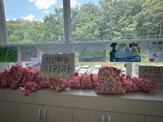 ▲ 6월 28~29일 점곡면에서 열린 '의성 그리고 너=나' 행사장 한 켠에 마늘과 점곡면에 사는 아동, 청소년들이 그린 그림이 걸려 있다. ⓒ두두랩