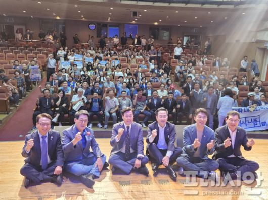 ▲5일 나주 문화예술회관에서 열린 '당찬대 원팀 토크콘서트 in 전남' 참여한 패널과 참석자들이 기념사진을 찍고 있다.2025.07.05ⓒ프레시안(김보현)