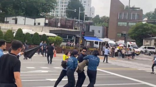 ▲7월 4일 오전, 김현욱 가덕도신공항반대시민행동 집행위원이 경찰에 의해 사지가 붙들려 끌려 나오고 있다. ⓒ희음(가덕도신공항반대시민행동)