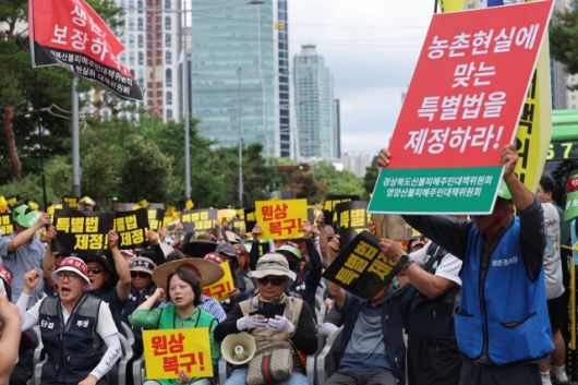 ▲1일 국회 앞에서 열린 경북 산불피해 특별법 제정 촉구 결의대회에서 참가자들이 구호를 외치고 있다. ⓒ연합뉴스