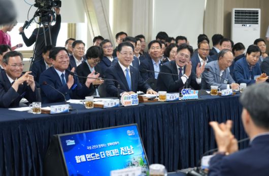 ▲김영록 전남도지사는 8일 오후 2시5분 곡성군청 2층 대통마루에서 열린 '곡성 정책비전 투어' 현장에서 2031년 국제정원박람회 개최 관련 주민 질문에 "국제정원박람회를 곡성으로 유치할 수 있도록 적극 지원하겠다"고 밝혔다.2025.07.08ⓒ전남도 제공