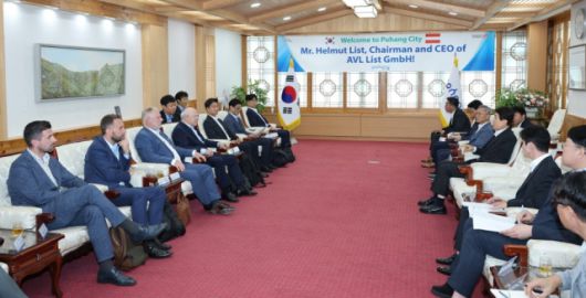 ▲9일 세계 최대 파워트레인 기업인 AVL의 헬무트 리스트 회장을 비롯해 마티아스 당크 부사장, 위르겐 레히베르거 본부장, 한경만 AVL KOREA 대표, 글로벌 핵심 경영진이 포항시를 방문해 수소 생태계 확장을 위한 실질적인 협력 방안 등을 논의했다.ⓒ포항시 제공